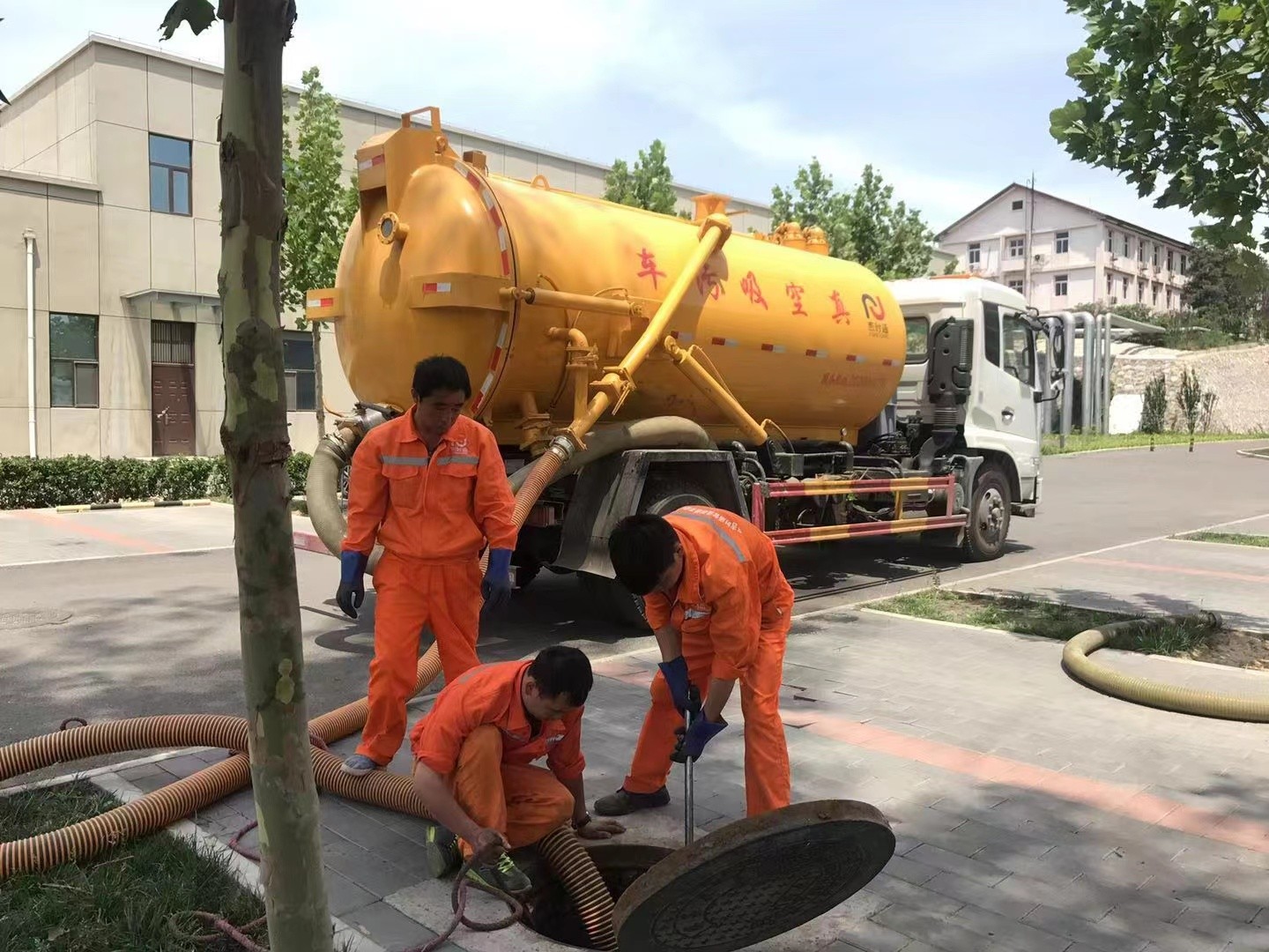 东明管道疏通车停在窨井附近