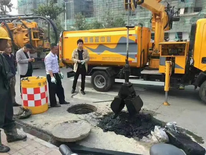 东明街道：网格员化身“清道夫”，为民解忧疏通“堵心”化粪池