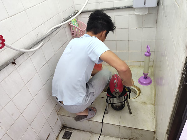 东明肥皂掉到马桶里把马桶堵住了怎么办？马桶堵住了怎么办